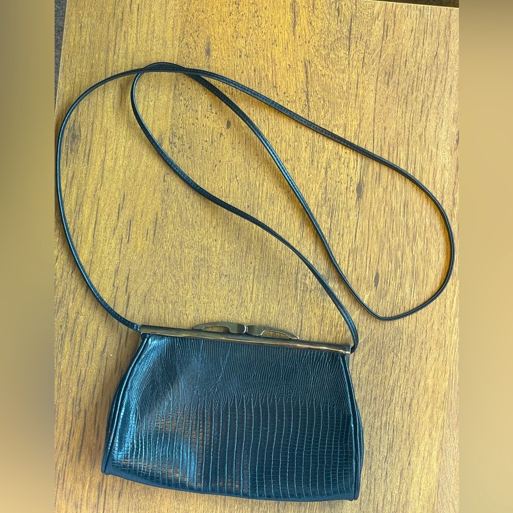 1960’s genuine Lizzie’s leather clasped clutch with long handle. Unbranded